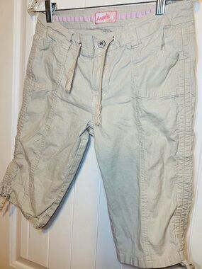 Y2K Angel’s khaki capri pants